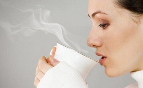 Uống nước nóng giúp kích thích tiêu hóa